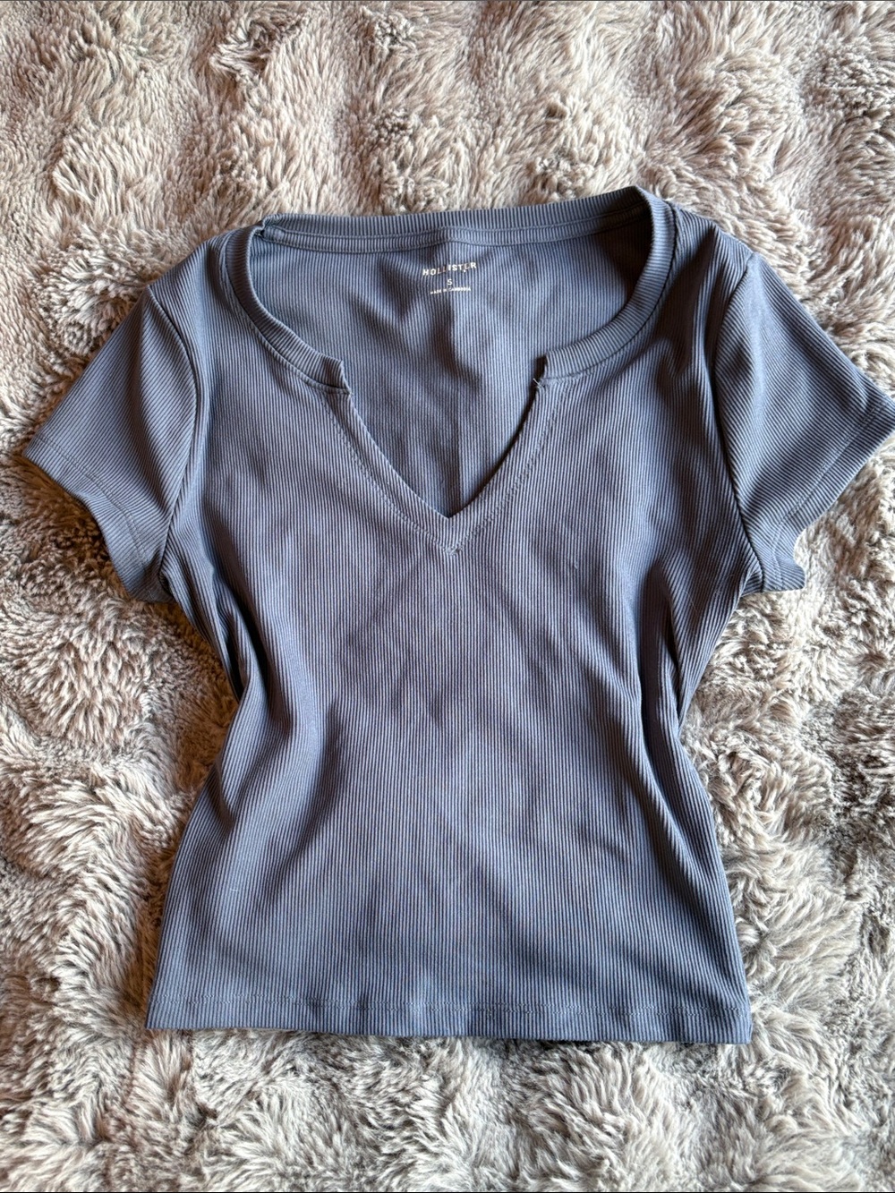Hollister Ribbed V‑Neck Short Sleeve Top in Slate Blue